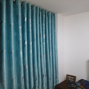 Cortinas con ojales aterciopeladas para aislar acústicamente