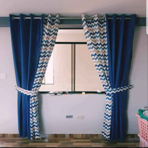 cortinas con aplicacion en verticla azul y estampado con ojales